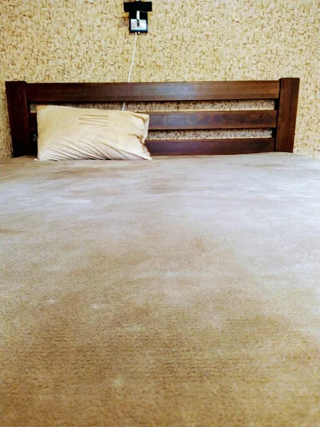 Yatak Odasında Yastıklı Ahşap Bir Yatak — Stok fotoğraf
