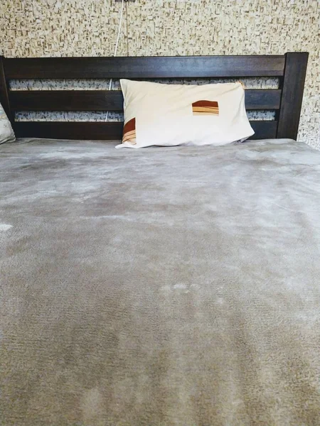 Зроблено Дерев Яне Ліжко Подушкою Спальні — стокове фото