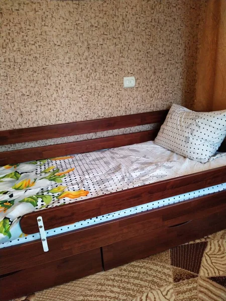铺好的木制婴儿床 卧室里有枕头 — 图库照片