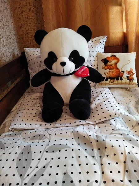 Cama Bebê Madeira Feita Com Travesseiros Panda Pelúcia Quarto — Fotografia de Stock