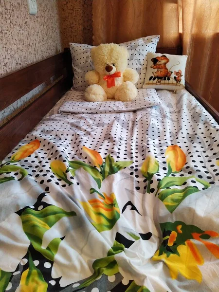 Деревянная Кровать Подушками Плюшевым Мишкой Спальне — стоковое фото