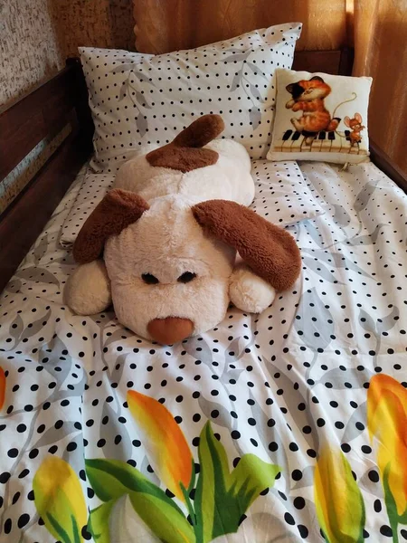 ベッドルームで枕とテディ ドッグ付きの木製ベビーベッド — ストック写真