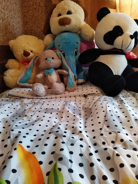 Cama Bebê Madeira Confeccionada Com Travesseiros Animais Pelúcia Quarto — Fotografia de Stock