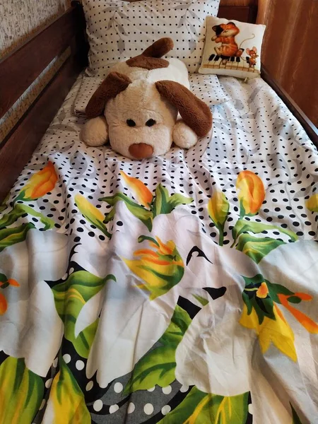 Cama Bebê Madeira Confeccionada Com Travesseiros Cachorro Pelúcia Quarto — Fotografia de Stock