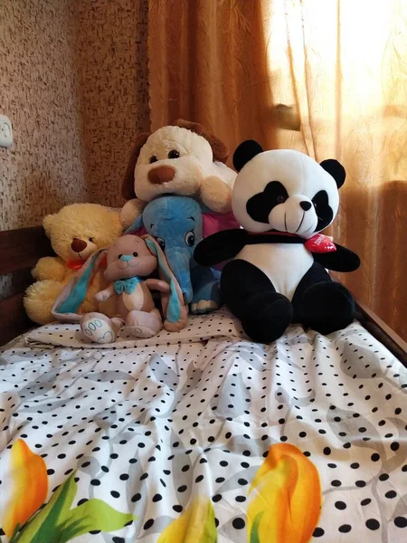 Kinderbett Aus Holz Mit Kissen Und Teddytieren Schlafzimmer — Stockfoto