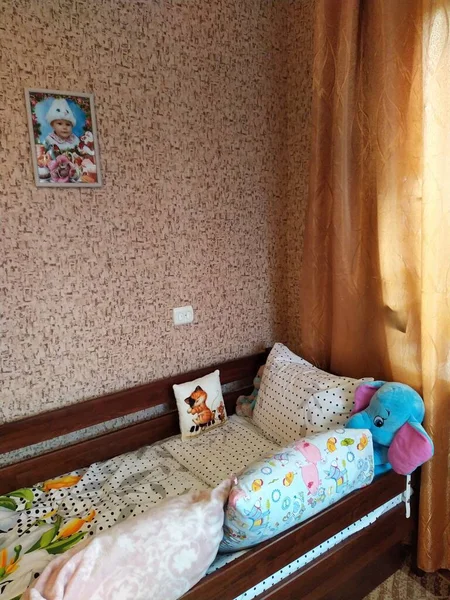 Cama Bebé Madera Confeccionada Retrato Niña Arriba Dormitorio Casa —  Fotos de Stock