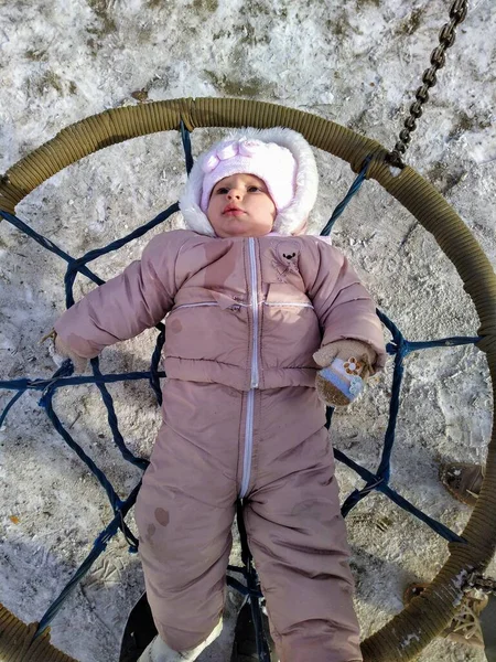 Niña Europea Acostada Columpio Bosque Invierno Nevado —  Fotos de Stock