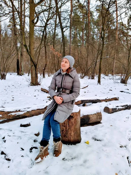 Europeisk Kvinna Vilar Snöig Vinterskog Molnig Dag — Stockfoto