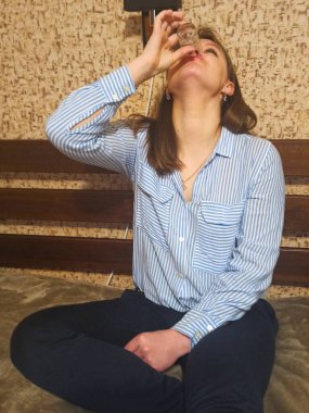 Avrupalı kadınlar yataklarında oturur ve evlerinde içki içerler.