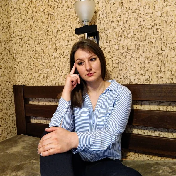 Pensive Europäisch Frau Sitzen Auf Bett Schlafzimmer Zuhause — Stockfoto