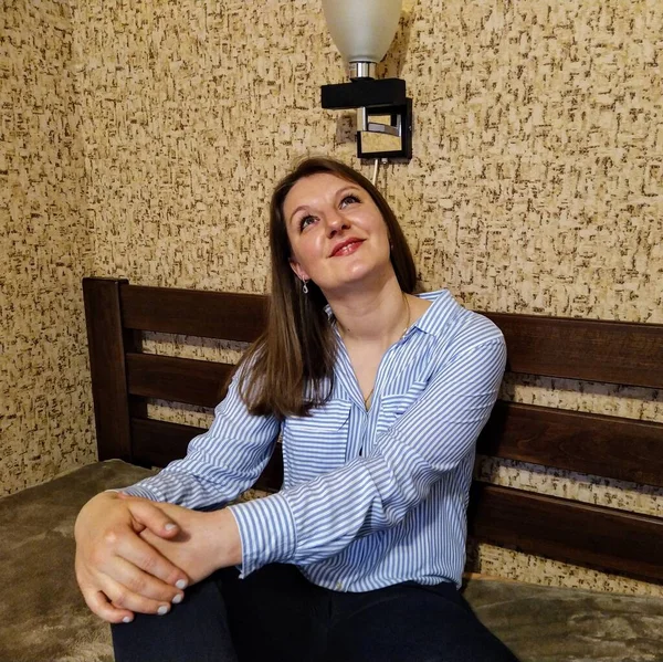 Verträumt Europäisch Frau Sitzen Auf Bett Schlafzimmer Zuhause — Stockfoto