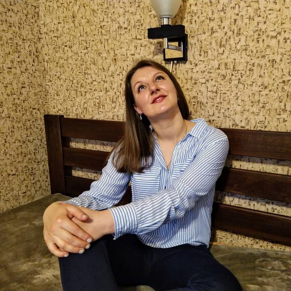 Mujer Europea Soñadora Sentarse Cama Dormitorio Casa — Foto de Stock