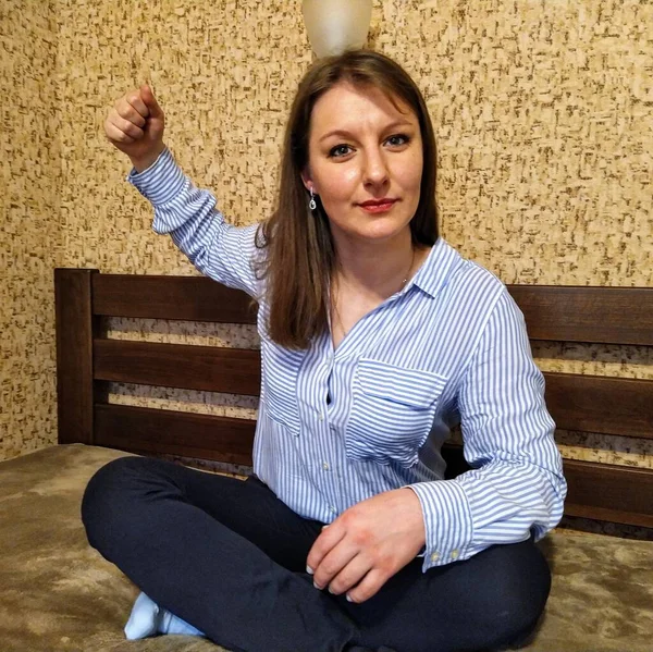 Mujer Europea Enojada Sentarse Cama Dormitorio Casa —  Fotos de Stock