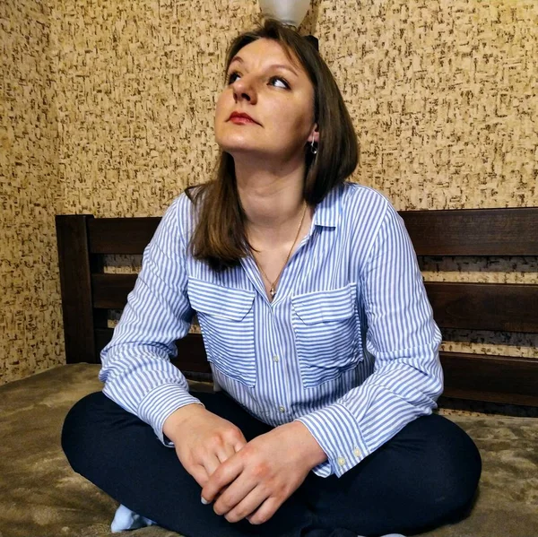 Αναστατωμένη Ευρωπαία Γυναίκα Κάθεται Στο Κρεβάτι Στην Κρεβατοκάμαρα Στο Σπίτι — Φωτογραφία Αρχείου