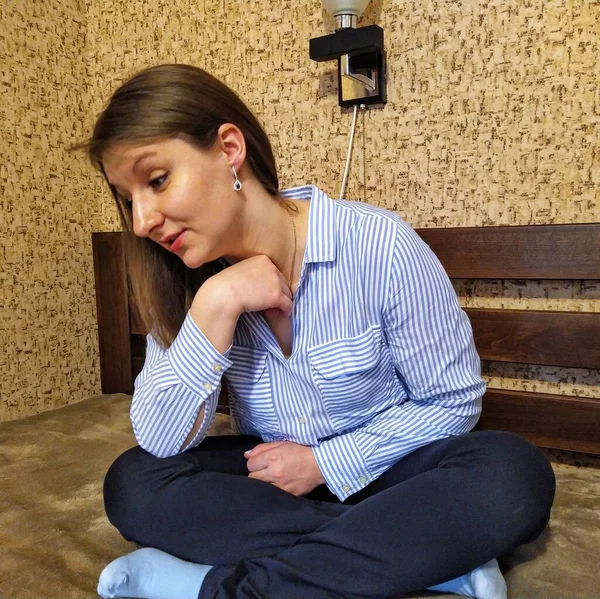 Mujer Europea Trastornada Sentarse Cama Dormitorio Casa — Foto de Stock