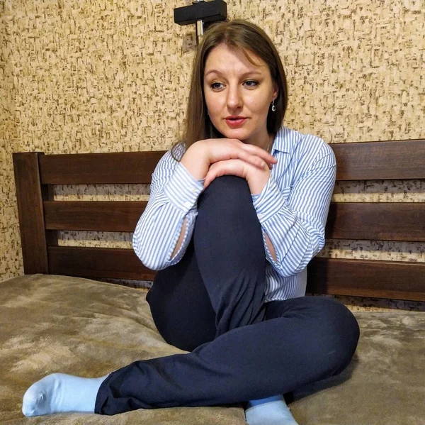 Triste Mujer Europea Sentarse Cama Dormitorio Casa —  Fotos de Stock