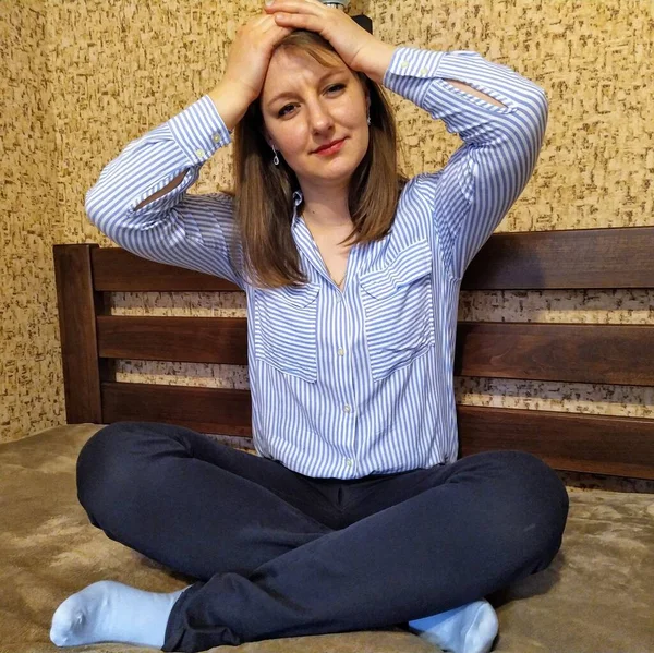 Κουρασμένη Ευρωπαία Γυναίκα Κάθεται Στο Κρεβάτι Στο Σπίτι — Φωτογραφία Αρχείου