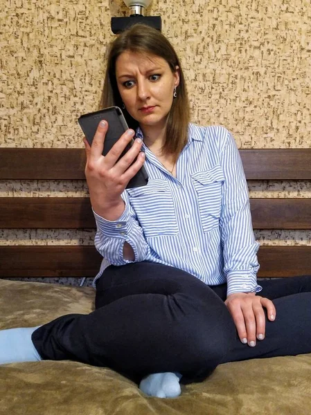Stressad Europeisk Kvinna Sitta Sängen Och Använda Smartphone Sovrum Hemma — Stockfoto