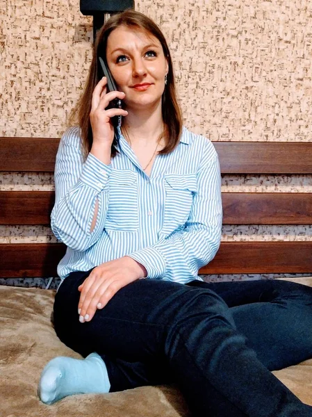 Fröhliche Europäerin Sitzt Hause Schlafzimmer Auf Dem Bett Und Spricht — Stockfoto
