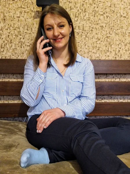 Mujer Europea Feliz Sentarse Cama Hablar Teléfono Inteligente Dormitorio Casa — Foto de Stock