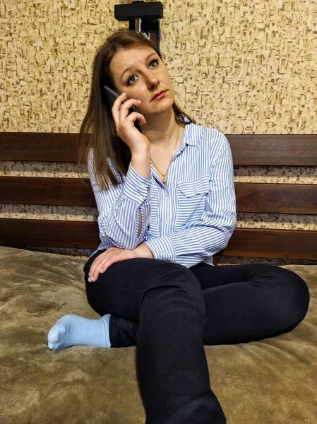 Sorglig Europeisk Kvinna Sitta Sängen Och Prata Smartphone Sovrummet Hemma — Stockfoto