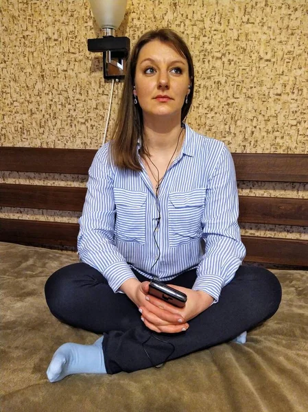 Mujer Europea Reflexiva Sentarse Cama Escuchar Música Teléfono Inteligente Dormitorio — Foto de Stock