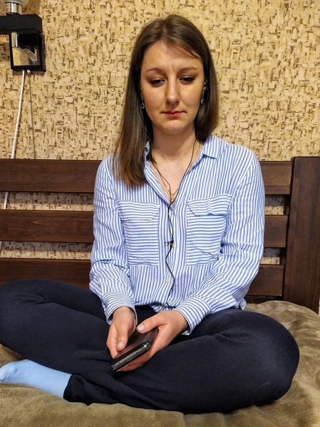 Mujer Europea Triste Sentarse Cama Escuchar Música Teléfono Inteligente Dormitorio —  Fotos de Stock