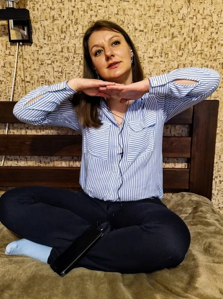 Mujer Europea Sentarse Cama Escuchar Música Teléfono Inteligente Bailar Dormitorio — Foto de Stock