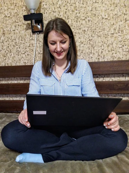 Ευτυχισμένη Ευρωπαϊκή Γυναίκα Κάθεται Στο Κρεβάτι Και Χρησιμοποιούν Φορητό Υπολογιστή — Φωτογραφία Αρχείου