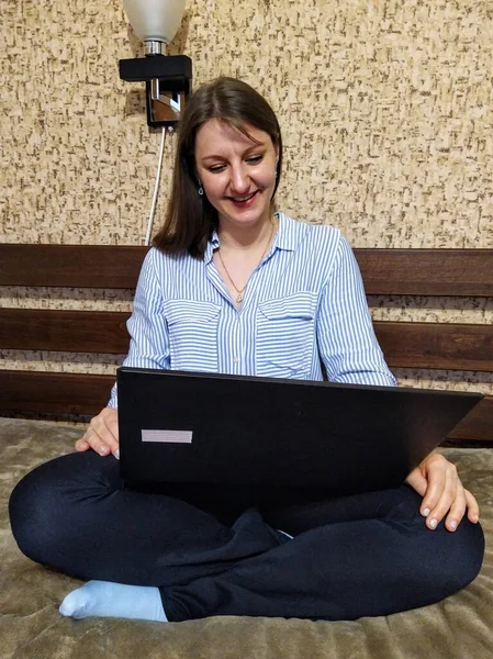 幸せなヨーロッパの女性はベッドの上に座って 自宅で寝室でラップトップコンピュータを使用 — ストック写真