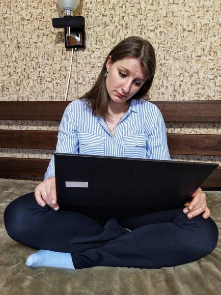 Verärgerte Europäerin Sitzt Auf Bett Und Benutzt Laptop Schlafzimmer Hause — Stockfoto