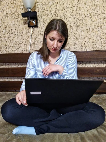Αναστατωμένη Ευρωπαία Γυναίκα Κάθεται Στο Κρεβάτι Και Χρησιμοποιήσετε Φορητό Υπολογιστή — Φωτογραφία Αρχείου