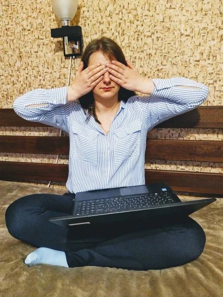 Europäerin Sitzt Mit Verdeckten Augen Bett Und Benutzt Laptop Schlafzimmer — Stockfoto