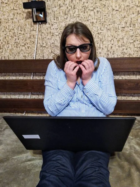 Verängstigte Europäerin Sitzt Auf Bett Und Schaut Film Auf Laptop — Stockfoto