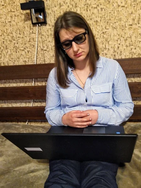 Сумна Жінка Єврозони Сидить Ліжку Дивиться Кіно Ноутбуці Спальні — стокове фото
