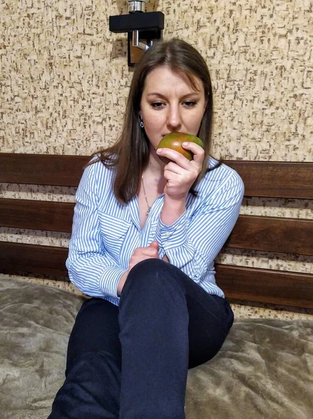 Europese Vrouw Zitten Bed Eten Mango Slaapkamer Thuis — Stockfoto