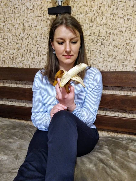 Europese Vrouw Zitten Bed Eten Banaan Slaapkamer Thuis — Stockfoto