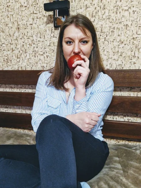 Mujer Europea Sentarse Cama Comer Manzana Dormitorio Casa —  Fotos de Stock