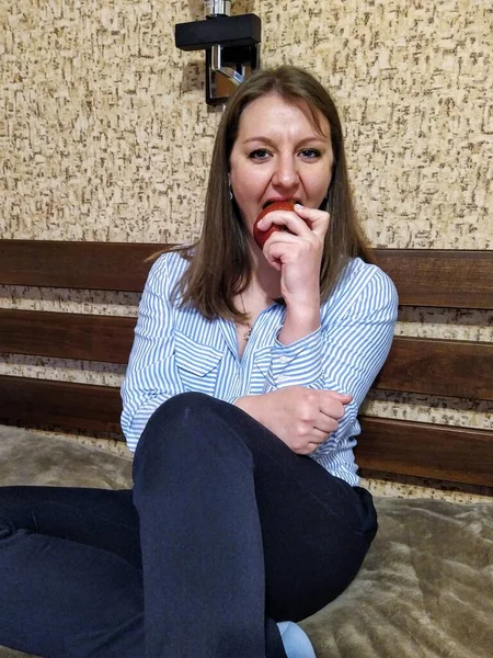 Mujer Europea Sentarse Cama Comer Manzana Dormitorio Casa — Foto de Stock