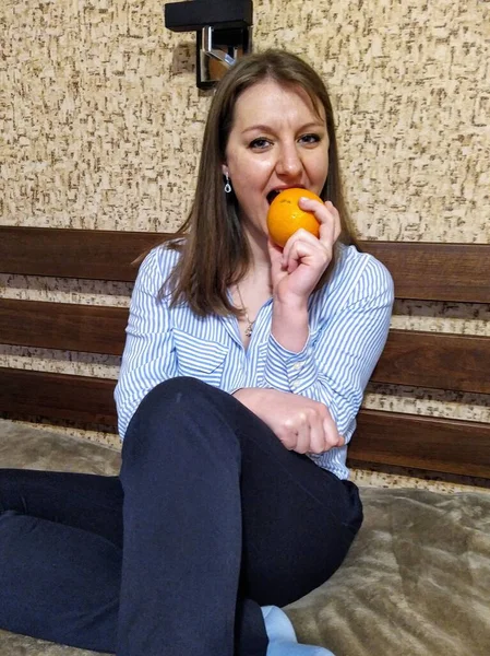 Mujer Europea Sentarse Cama Comer Naranja Dormitorio Casa — Foto de Stock