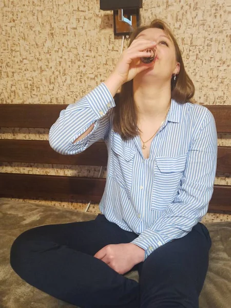 Femme Européenne Assis Sur Lit Boire Alcool Boisson Dans Chambre — Photo