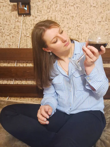 Mujer Europea Sentarse Cama Beber Vino Dormitorio Casa — Foto de Stock