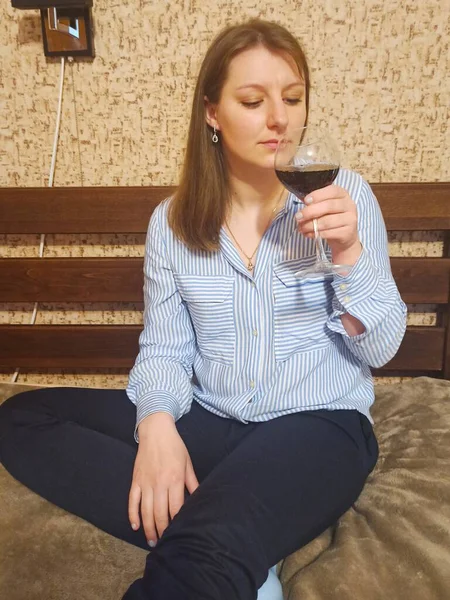 Europeiska Kvinnan Sitter Sängen Och Dricker Vin Sovrummet Hemma — Stockfoto