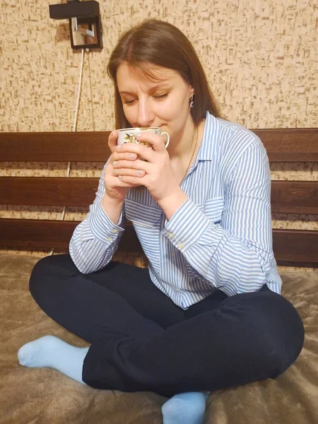Ευρωπαϊκή Γυναίκα Κάθονται Στο Κρεβάτι Και Πίνουν Τσάι Από Κύπελλο — Φωτογραφία Αρχείου