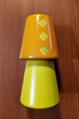 Üçgenler tahta arka planda ahşap oyuncaklar.