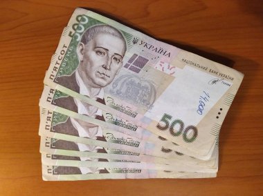 Ahşap arka planda 500 Hryvnia banknotu