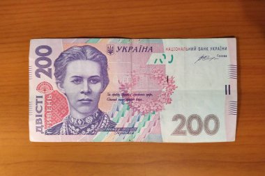 Ahşap arka planda 200 Hryvnia banknotu