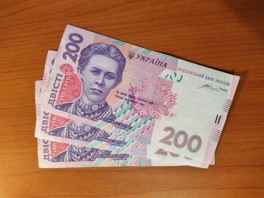 Ahşap arka planda 200 Hryvnia banknotu