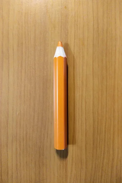 木制背景的橙色铅笔 — 图库照片