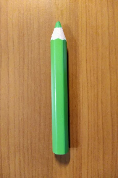 木製の背景に緑のアート鉛筆 — ストック写真